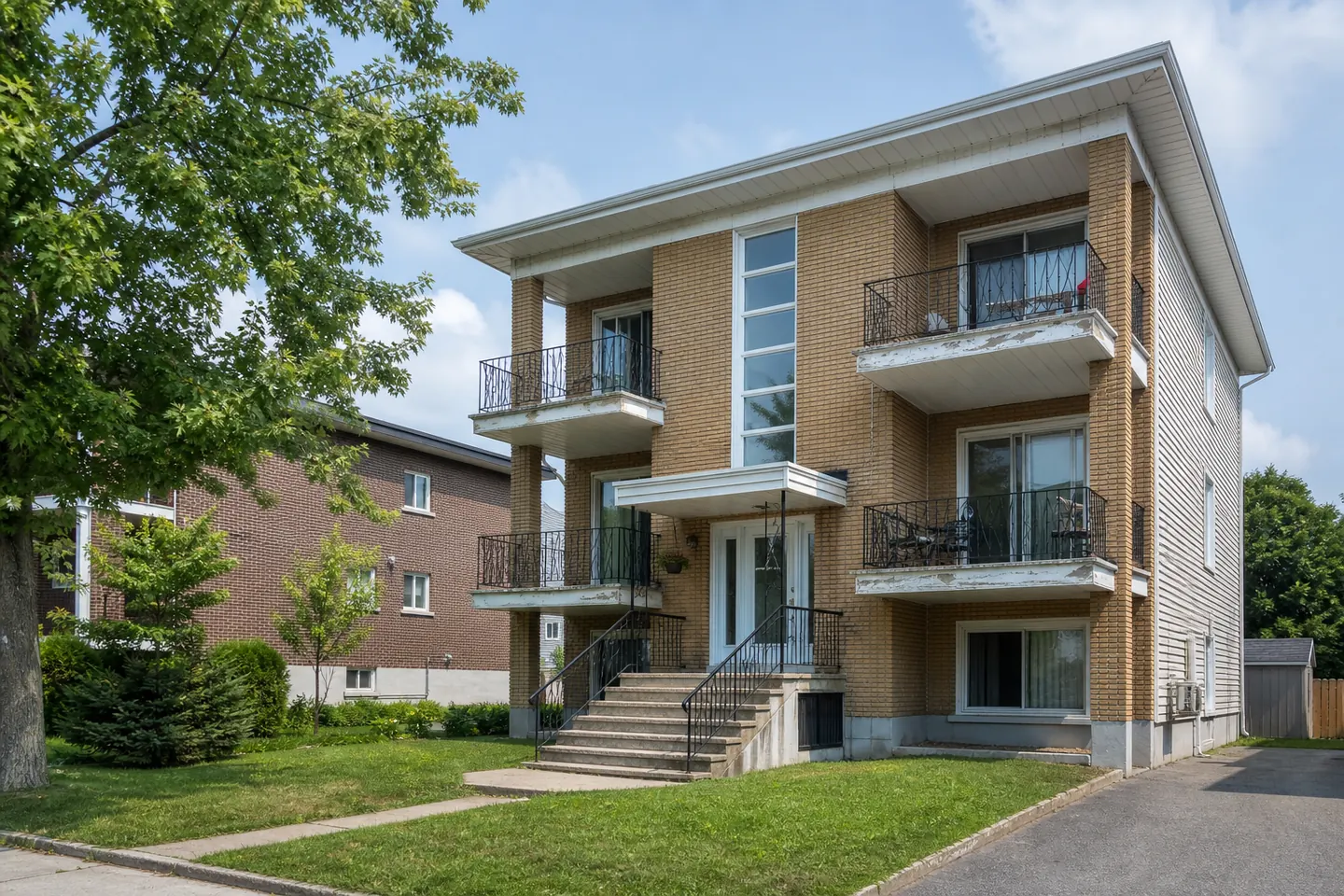 Immeuble multilogement québécois vieillissant nécessitant des travaux d’entretien coordonnés